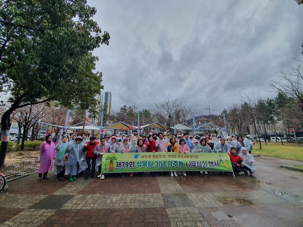 시는 100여 명이 모인 가운데 서이동마을 녹지대에 철쭉 3000본을 심는 행사를 개최, 제79회 식목일을 기념했다. /사진제공=양산시 