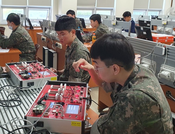 지난해 한국폴리테대학 성남캠퍼스에서 운영한 ‘기술직무 체험의 날’에 참여한 공군 제10전투비행단 소속 장병들이 사물인터넷(IoT) 기초 실습 체험을 하고 있다. /사진제공=고용노동부