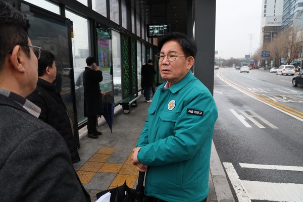 박강수 마포구청장이 합정역 인근 버스정류장을 찾아 교통 상황을 살피고 있다. /사진제공=마포구청