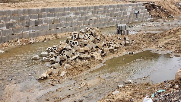 하천 내 방치된 폐기물/ 사진=김성재 기자