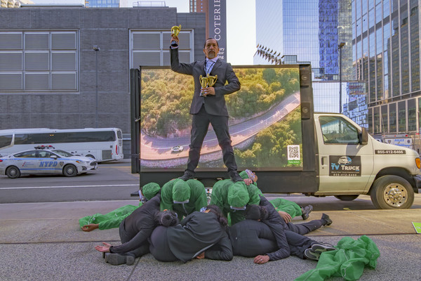 미국 뉴욕 국제 오토쇼에서 기후 단체들이 여전히 석탄 기반의 철강과 알루미늄을 사용하면서 친환경 기업으로 홍보하는 현대자동차를 규탄하는 액션을 진행했다. /사진=기후솔루션
