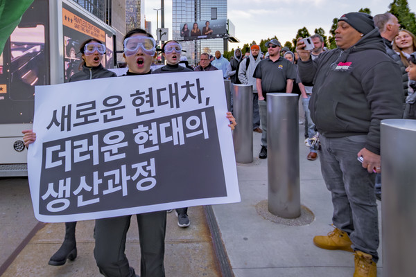 미국 뉴욕 국제 오토쇼에서 기후 단체들이 여전히 석탄 기반의 철강과 알루미늄을 사용하면서 친환경 기업으로 홍보하는 현대자동차를 규탄하는 액션을 진행했다. /사진=기후솔루션