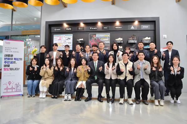 시는 지난 1일 부산디자인진흥원 직원 40여 명과 만나 '소통 공감 타임' 세 번째 시간을 갖고 이들의 의견을 경청했다. /사진제공=부산시 