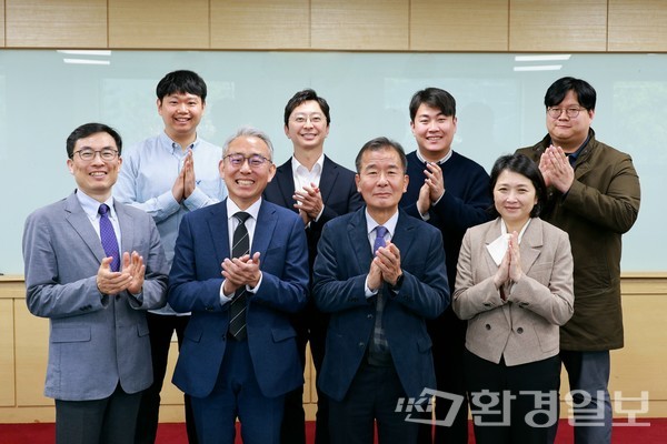 ㈜환경일보, 오정리질리언스연구원, 지속발전연구소 간 3자 업무협약 체결식에 참석한 관계자들이 기념촬영을 하고 있다. 박훈 오정리질리언스연구원 연구교수, 강동렬 오정리질리언스연구원 연구원, 김익수 환경일보 편집대표, 전진형 오정리질리언스연구원 부원장, 이우균 오정리질리언스연구원 원장 겸 지속발전연구소 소장, 김익재 지속발전연구소 연구원, 정혜주 지속발전연구소 부소장, 송철호 오정리질리언스연구원 연구교수(왼쪽부터) /사진=이다빈 기자