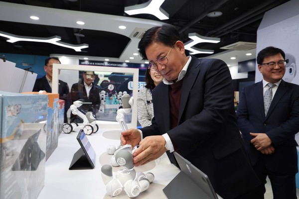 박강수 마포구청장이 상암 DMC 첨단산업센터 소재 로봇기업 '제이엠로보틱스'를 방문해 모듈 토이 로봇을 체험하고 있다. /사진제공=마포구청
