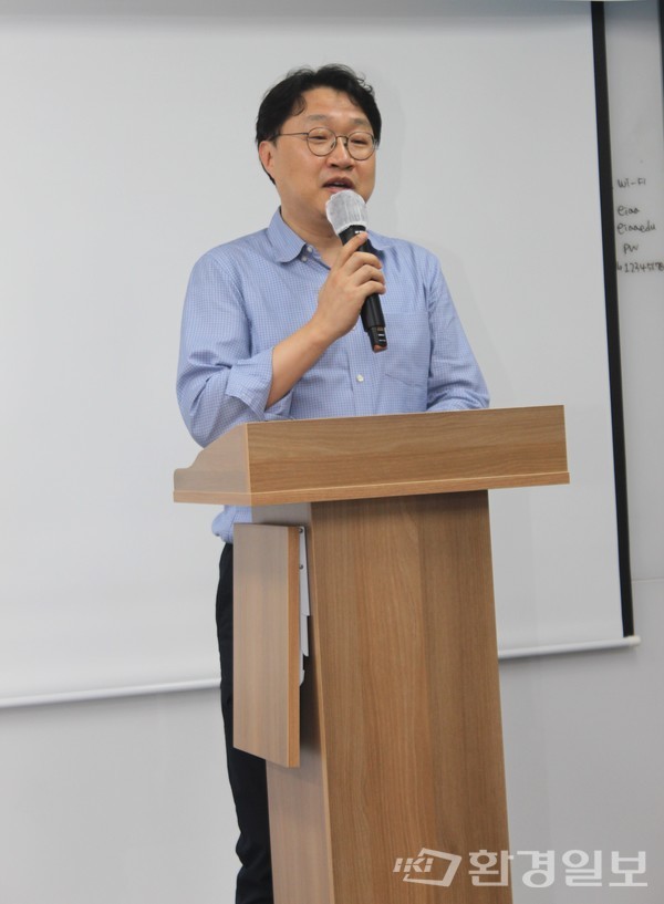 고대현 환경부 국토환경정책과 과장은 환경영향평가협회 회장 이·취임식 축사에서 "협회는 개발사업 추진 중에 협회 회원사에게 발생할 수 있는 여러 상황을 살피고 환경을 지키기 위해 평가를 시행하는 회원사의 자존심을 지켜야 하는 동시에 부정적인 면에 대해서는 적극 문제 해결에 나서 이를 최소화해 나가는 것이 중요하다”고 말했다. /사진=박선영 기자