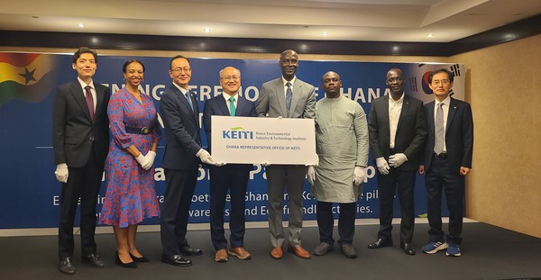 아이스마엘 파시카(Eyerusalem Fasika) 아프리카개발은행 가나 국가사무소장(사진 왼쪽 두 번째부터), 박경식 주(駐)가나 대한민국 대사, 최흥진 한국환경산업기술원장, 페트릭 노모(Patrick Nomo) 가나 환경과학기술혁신부 실장 및 관계자들이 참석했다. /사진제공=한국환경산업기술원