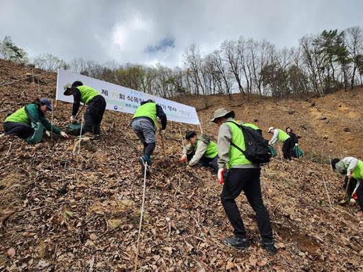 제79회 식목일 기념 나무심기 행사에서 풀무원 임직원들이 나무를 심고 있다. /사진제공=풀무원