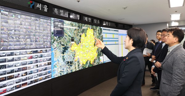 서울시청 미세먼지 계절관리제 5등급 차량 운행제한 단속상황실 점검 /사진제공=환경부