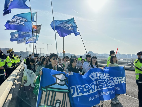대학생기후행동은 3월23일 정부와 국회에 기후위기 행동을 촉구하는 구호를 외치며 국회의사당역 앞부터 서울 마포구 서강대역 2번 출구 앞 육교 위까지 행진했다. /사진제공=대학생기후위기행동