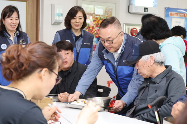 경주시 장애인종합복지관에서 봉사활동을 진행하고 있는 한국수력원자력 임직원들 /사진제공=한국수력원자력