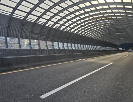 시는 전국 최초로 시역 내 방음터널 4곳의 시설 소재를 화재 안전성이 높은 소재로 교체 마무리했다. /사진제공=부산시