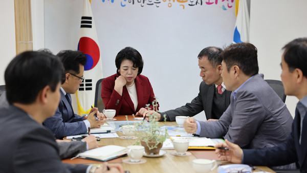 신계용 과천시장, LH 의왕과천사업본부장을 만나 송전탑 지중화 공사 조속 추진 요구 /사진제공=과천시 