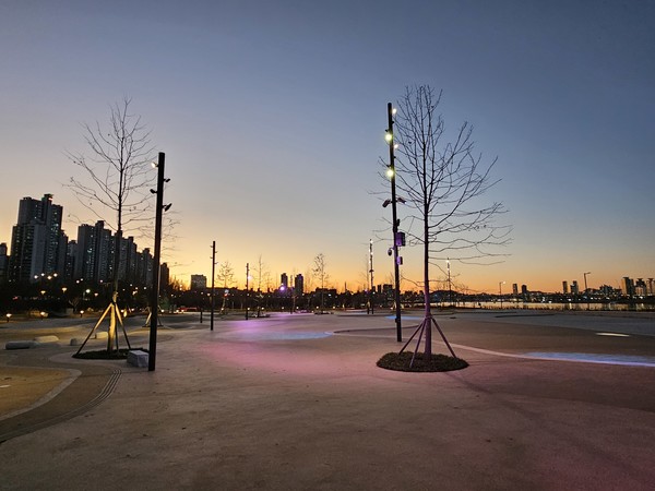 잠실한강공원 물놀이장 야간 물빛길 /사진=서울시