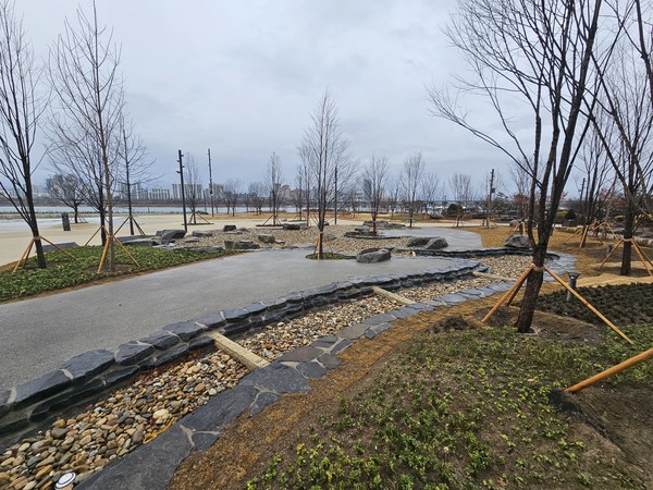 잠실한강공원 물놀이장 자연형 계류 /사진=서울시