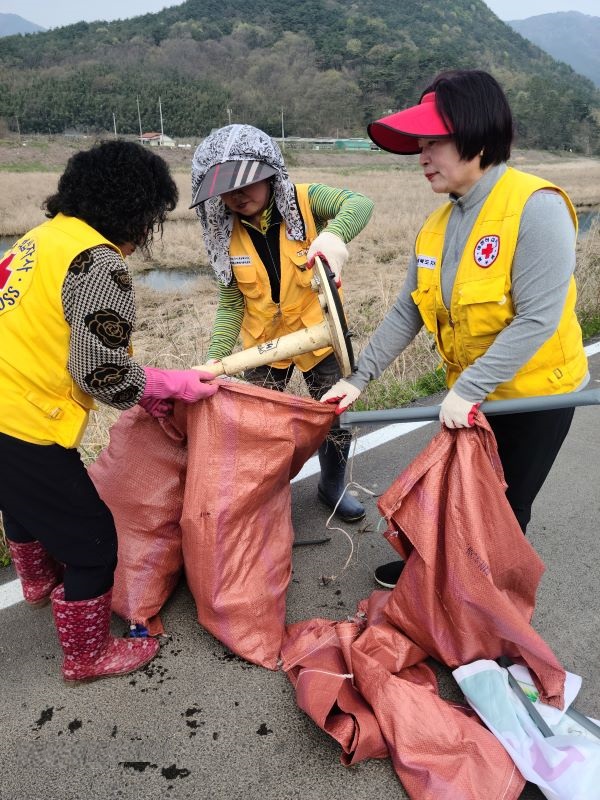 하천변 환경정화활동에 나선 단체회원들 /사진제공=청도군