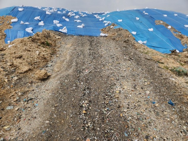 한눈에 봐도 재활용 가능한 성토재가 아닌 유리조각과 나뭇조각 폐합성수지가 섞인 혼합폐기물이다. 야적된 토사의 토양오염 검사를 해보니 기준치 초과로 나타났다. /사진=김말수 기자