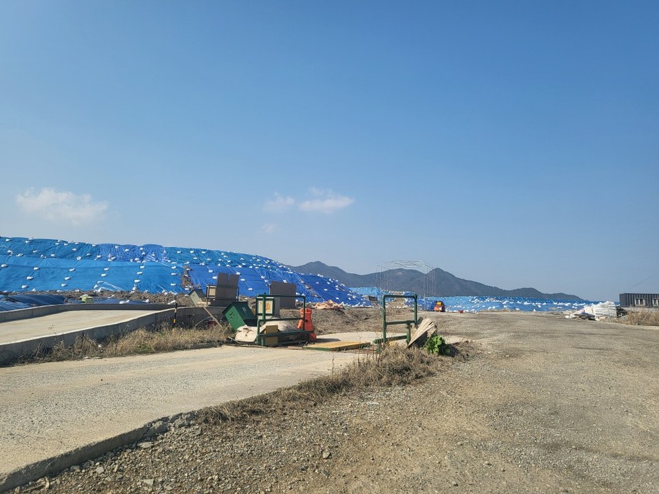 부산진해경제자유구역청과 강서구청은 LH의 폐기물 보관 방법과 보관 기관은 문제 삼지 않고 묵과했다. /사진=김말수 기자