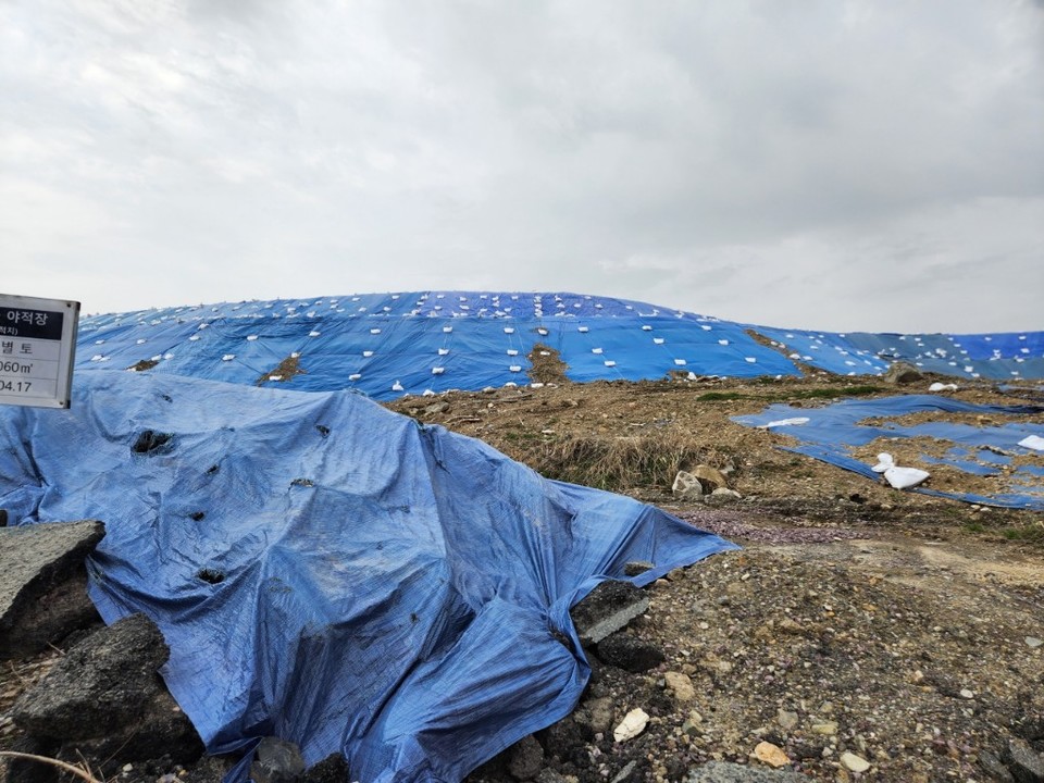 LH가 2023년 7월까지 방수포나 가변배수로 없이 야적 상태로 계속 방치한 혼합폐기물은 장기간에 걸친 2차 환경오염 우려가 높다. /사진=김말수 기자