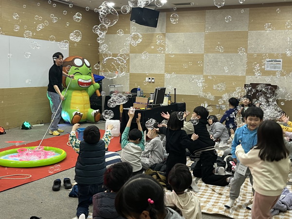 육아지원 프로그램 진행중인 참여 아동들 /사진제공=한국수력원자력