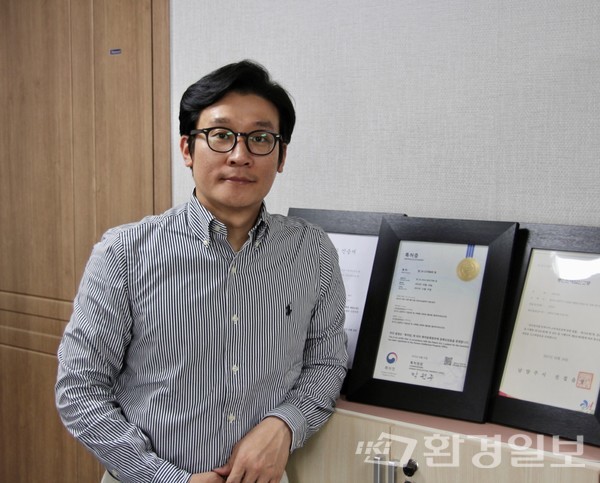 조진호 제이앤비패키지 대표이사는 인터뷰에서 환경을 지키기 위해 '비닐의 100% 재활용'을 강조했다.  /사진=박준영 기자