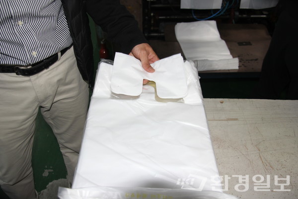 조진호 대표는 제품을 생산하는 과정에서 나오는 자투리 비닐도 다시 100% 재활용해 사용하는 중이라고 설명했다. /사진=박준영 기자