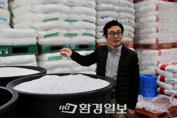 조진호 대표이사가 버려지는 비닐들을 재활용해 만든 펠릿을 보여주며 설명하고 있다. /사진=박준영 기자