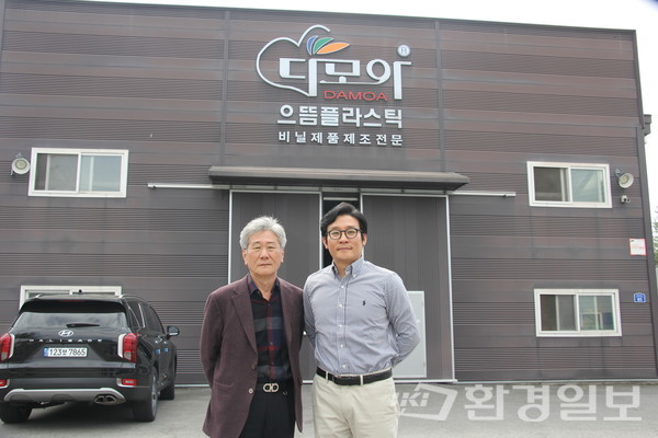 조진호 대표(오른쪽)는 1세대 대표인 조영범 으뜸플라스틱 대표의 신념하에 언제나 똑같은 품질의 제품을 생산하기위해 노력하고 있다고 설명했다. /사진=박준영 기자 