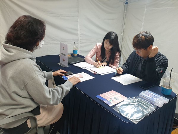 구리시가 운영한 '취득세 현장 상담 창구'에서 구리시민이 상담을 받고 있다. /사진제공=구리시청