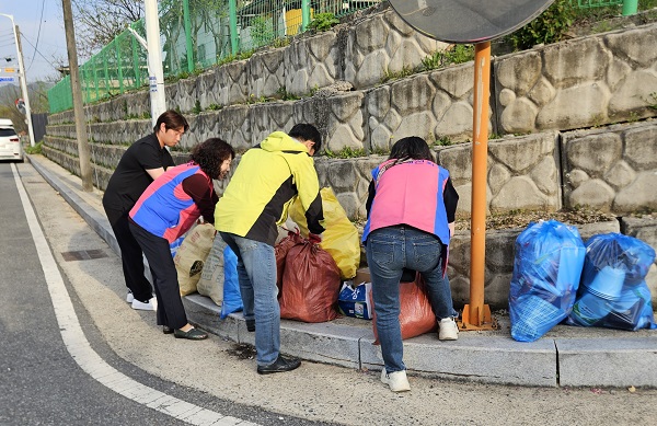불법 쓰레기 일제 수거활동  /사진제공=김천시
