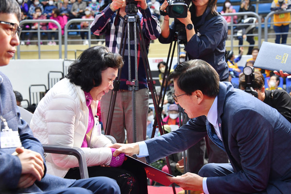 시는 제44회 장애인의 날을 맞아 지난 16일 기념식(위 박형준 부산시장이 격려하는 모습)'에 이어 오는 19일에는 '시민과 함께하는 420 장애문화축제'와 '보라색 점등 행사'를 진행한다. /사진제공=부산시 