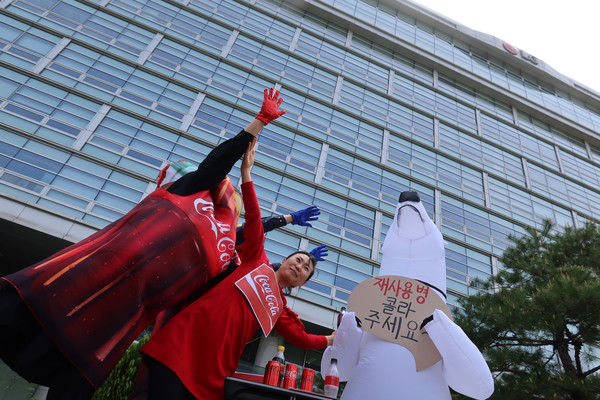 유리병재사용시민연대가 17일 LG생활건강 본사 앞에서 재사용 음료병을 적극 확대할 것을 촉구하는 기자회견을 진행했다. /사진제공=서울환경연합