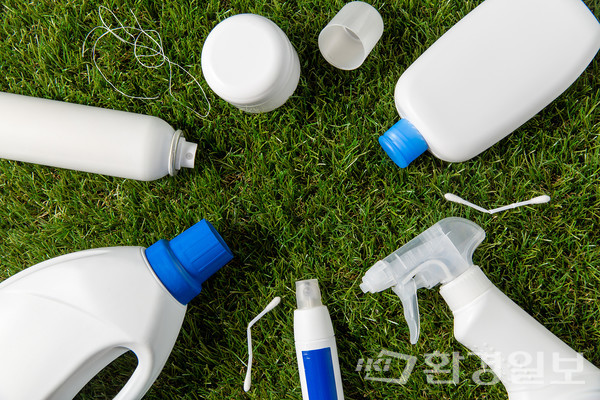 시판 세탁세제에서 주로 사용하는 석유계 합성 계면활성제는 물에 분해되지 않고 독성이 강해 수질을 오염시키고 생태계를 위협한다. 우리는 직접 화학성분을 배제하고 피부에 순하고 환경을 오염시키지 않는 세제를 만들 수 있다. /사진=환경일보 DB