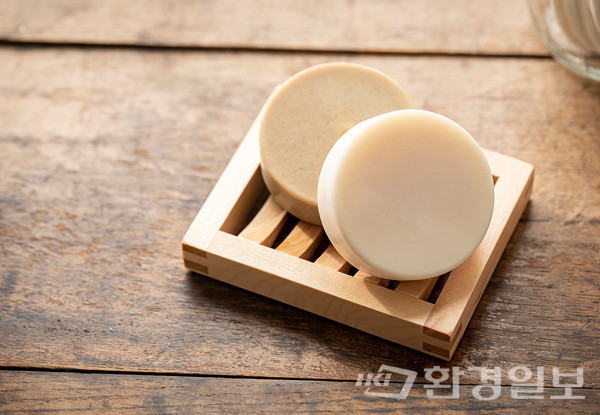설거지를 할 때 액체 주방세제를 사용하다 보면 일 년에 소주 컵 세 잔 이상의 세제를 먹게 된다. 비누 형태로 만든 설거지 비누는 전분 등으로만 구성돼 안전하게 사용할 수 있다. /사진=환경일보 DB