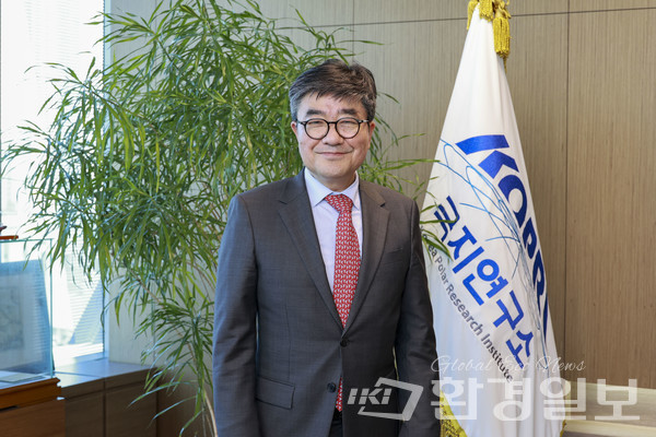 신형철 극지연구소 소장은 “환경을 오염시키고 온실기체를 배출하는 과정은 제각각이지만 그 결과 만들어진 기후위기 앞에서는 전 지구가 예외 없이 하나로 연결돼 있음을 실감할 수밖에 없는 상황”이라고 말했다. /사진=이다빈 기자