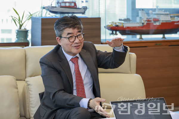 신형철 극지연구소장은 "과거에도 기후변화는 있었다. 문제는 속도다. 지금 극지에서는 해빙이 사라지고 빙상이 무너져내리고 있다"며 "극지연구를 수행하며 지구의 마지막 황무지에 인간 발자국이 너무 깊이 새겨지지 않도록 최선을 다하겠다"고 말했다. /사진=이다빈 기자 