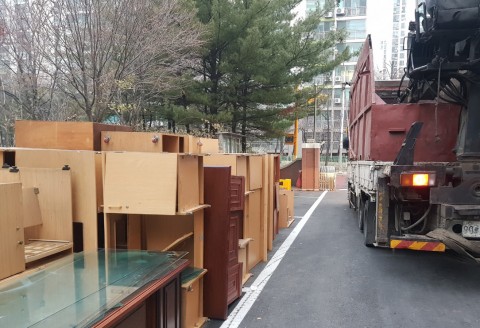 생활 폐가구 처리 현장. PB는 폐목재나 목재 부산물을 파쇄 후 압축해 생산하는 목질 판상재다. 쓰임이 다한 목재를 폐기물로 처리하지 않고 재활용해 생산한다.