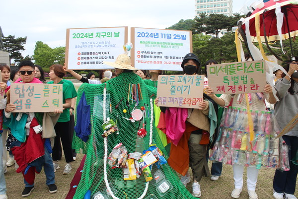 폐플라스틱 패션쇼 캠페인에 참가한 기후위기 행동가들의 다양한 구호는 11월25일 열리는 부산 INC 위원회에 전하는 메시지 차원에서 결정됐다. /사진=박선영 기자