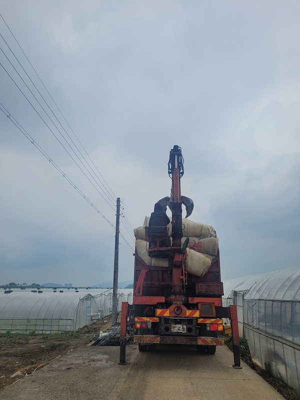 영농폐기물(폐부직포) 수거 활동 /사진제공=성주군