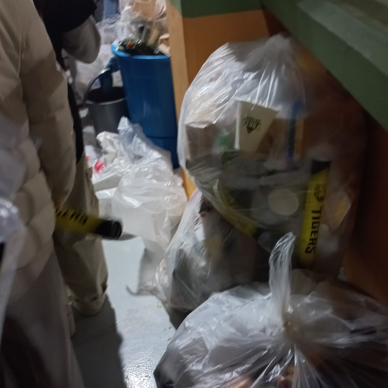 다회용 응원 도구가 야구장에 버려져 있다. /사진=김태현 객원기자