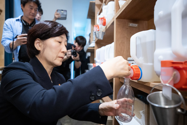 한화진 환경부 장관이 24일 서울 용산구 이태원 소재 노노샵을 방문해 리필스테이션에서 준비한 빈 용기에 샴푸를 채우고 있다. /사진제공=환경부
