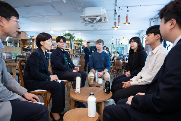 한화진 환경부 장관이 환경부 2030 자문단과 함께 일상 속 탄소중립 실천 확산 방안에 대해 논의하고 있다. /사진제공=환경부