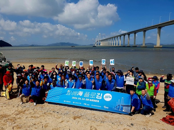 신안군, 환경보호 캠페인 기념촬영 /사진제공=신안군