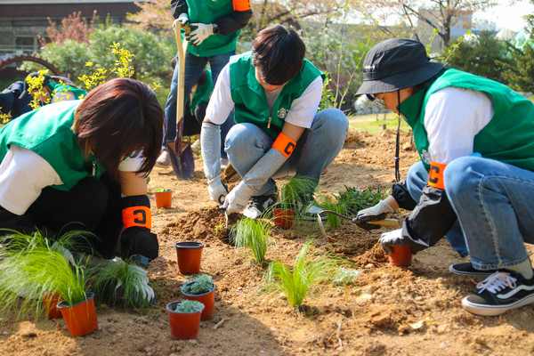 서울그린트러스트는 4월12일 스타벅스 코리아와 함께 서울 광진구 서울어린이대공원에서 ‘2024 스타벅스 전국 공원 돌보미 봉사활동’의 첫 활동을 마쳤다. /사진=서울그린트러스트
