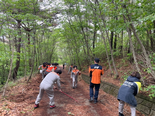 군은 지난 24일 장안읍 구기공원 일대에서 유관기관과 합동으로 산불 진압훈련을 진행했다. /사진제공=기장군 