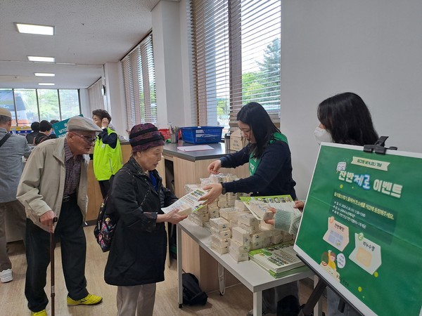 군포시 ‘지구의 날’ 기념, 군포시 노인복지관 잔반 없는 날 캠페인 진행 /사진제공=군포시 