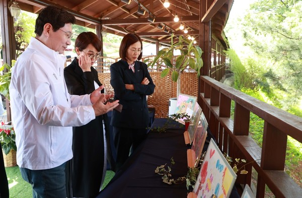 이상일 용인시장, 축제 사생대회 수상작품 감상 /사진제공=용인시