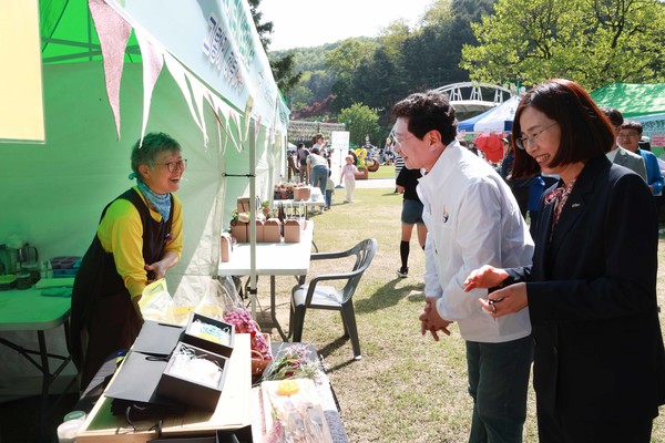 이상일 시장, 용인농촌테마파크 축제 부스 참가한 농가 관계자와 인사 /사진제공=용인시