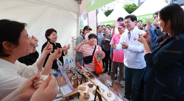 신갈오거리 거리축제에서 부스 참가자와 인사 나눔 /사진제공=용인시