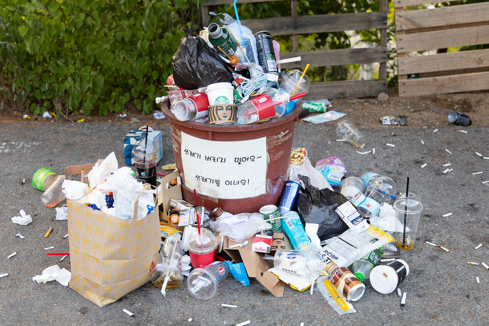 각종 쓰레기와 담배꽁초가 무단투기 된 거리 /사진=환경일보DB